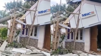 Rumah dari Program Bedah Rumah Baru Dibangun Hancur Tertimpa Pohon