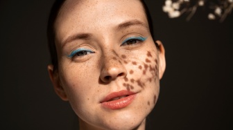 6 Cara Menghilangkan Flek Hitam di Wajah Secara Alami, Ada Air Beras