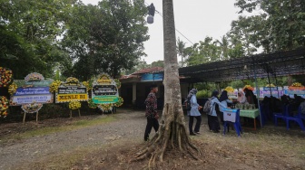 Sejumlah warga melayat di kediaman almarhum Praka Farizal Rhomadhon, Sidorejo, Lendah, Kulon Progo, D.I Yogyakarta, Selasa (31/2/2026). [ANTARA FOTO/Andreas Fitri Atmoko/tom]