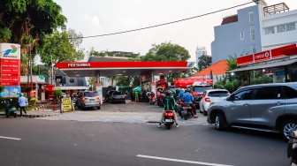 Antrean kendaraan mengisi bahan bakar minyak (BBM) di SPBU di Jakarta, Selasa (31/3/2026). [Suara.com/Alfian Winanto]