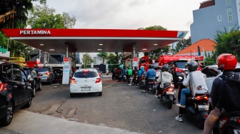 Antrean kendaraan mengisi bahan bakar minyak (BBM) di SPBU di Jakarta, Selasa (31/3/2026). [Suara.com/Alfian Winanto]