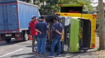 Satu Detik Penentu Nasib: Drama Truk Terguling di Balik Rimbunnya Jalur Cisurupan Garut