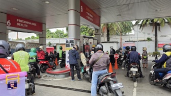 Isu Harga BBM Tembus Rp17 Ribu, Pengendara: Mending Full Tank Sekarang!