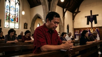 Rayakan Jumat Agung Pakai Baju Apa? Ini 2 Warna Baju yang Direkomendasikan