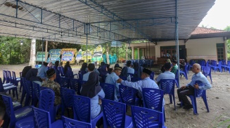 Sejumlah warga melayat di kediaman almarhum Praka Farizal Rhomadhon, Sidorejo, Lendah, Kulon Progo, D.I Yogyakarta, Selasa (31/2/2026). [ANTARA FOTO/Andreas Fitri Atmoko/tom]