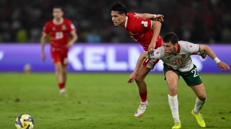 Pesepak bola Timnas Indonesia Ragnar Oratmangun (kiri) berebut bola dengan pesepak bola Bulgaria Martin Georgiev (kanan) saat final FIFA Series 2026 di Stadion Utama Gelora Bung Karno (SUGBK), Senayan, Jakarta, Senin (30/3/2026). ANTARA FOTO/Fauzan/bar]