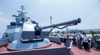 Pengunjung melihat Kapal Korvet Gromky-335 saat bersandar di Pelabuhan Tanjung Priok, Jakarta, Selasa (31/3/2026).  [ANTARA FOTO/Asprilla Dwi Adha/wpa]