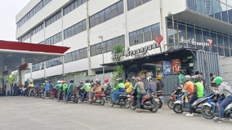 Antrean SPBU Mengular, Warga Berbondong-Bondong Isi BBM Sebelum Perubahan Harga
