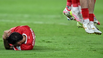 Pesepak bola Timnas Indonesia Eliano Reijnders (kiri) berbaring untuk menghalau bola tendangan bebas Timnas Bulgaria saat final FIFA Series 2026 di Stadion Utama Gelora Bung Karno (SUGBK), Senayan, Jakarta, Senin (30/3/2026). ANTARA FOTO/Fauzan/bar]