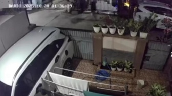 Menjerit Kesakitan: Warga Tambun Disiram Air Keras Sepulang dari Masjid, Aksi Pelaku Terekam CCTV!