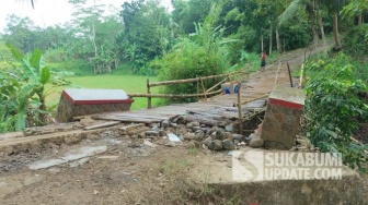 Lelah Menagih Janji, Warga Cibening Sukabumi Patungan Rp50 Ribu Demi Bangun Jembatan
