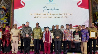 Menteri Hukum Serahkan 146 Sertifikat KI, Lindungi Warisan Budaya Bali
