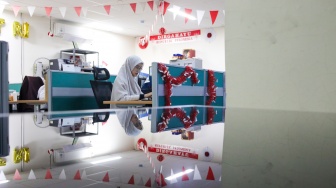 Aparatur Sipil Negara (ASN) menyelesaikan pekerjaan di Balai Kota DKI Jakarta, Rabu (1/4/2026). [Suara.com/Alfian Winanto]