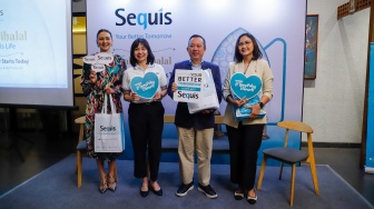 (dari kiri ke kanan) Brand Ambassador Sequis Life Donna Agnesia, Chief of Human Resources & Corporate Services Sequis Life Agustina Samara, Faculty Head Sequis Quality Empowerment (STAE) Sequis Life Yan Ardhianto dan Spesialis Gizi Klinik RSPI - Pondok Indah, Dr. Juwalita Surapsari saat sesi diskusi acara Halalbihalal Sequis Life di Jakarta, Selasa (31/3/2026). [Suara.com/Alfian Winanto]