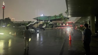 Demi Hemat Anggaran, Gedung DPR Gelap Gulita: Lampu dan AC Mati Sejak Sore