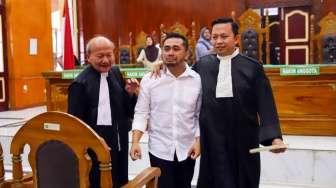 Terdakwa kasus pembuatan video profil desa Amsal Christiy Sitepu (tengah) mengikuti sidang putusan di Pengadilan Negeri Medan, Sumatera Utara, Rabu (1/4/2026). [ANTARA FOTO/Yudi Manar/foc]