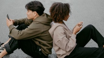 Cerita Cinta Gen Z di Era Digital: Dimulai dari DM, Tanpa Status, Berujung Ghosting