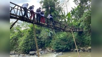 Menantang Maut di Atas Sungai: Jembatan Melintir di Cibadak Sukabumi yang Hanya Bertumpu pada Bambu