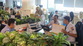 Aparatur Sipil Negara (ASN) menyelesaikan pekerjaan di Balai Kota DKI Jakarta, Rabu (1/4/2026). [Suara.com/Alfian Winanto]