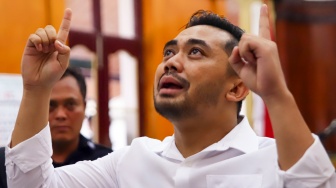 Terdakwa kasus pembuatan video profil desa Amsal Christiy Sitepu meluapkan kegembiraan usai mengikuti sidang putusan di Pengadilan Negeri Medan, Sumatera Utara, Rabu (1/4/2026). [ANTARA FOTO/Yudi Manar/foc]