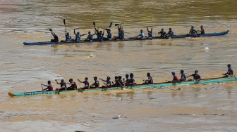 Meriahnya Adu Perahu Balumbo Biduk di Sungai Batang Asai