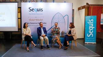 Faculty Head Sequis Quality Empowerment (STAE) Sequis Life, Yan Ardhianto Handoyo (kedua kiri), Spesialis Gizi Klinik RSPI - Pondok Indah, Dr. Juwalita Surapsari (kiri) dan Brand Ambassador Sequis Life Donna Agnesia (kedua kanan) saat sesi diskusi acara Halalbihalal Sequis Life di Jakarta, Selasa (31/3/2026). [Suara.com/Alfian Winanto]
