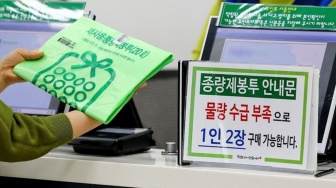 Efek Domino Konflik Timur Tengah, Warga Korea Selatan Panic Buying Kantong Sampah!