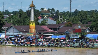 Penonton menyaksikan salah satu tim peserta bersiap mengikuti Balumbo Biduk di Sungai Batang Asai, Sarolangun, Jambi, Selasa (31/3/2026). [ANTARA FOTO/Wahdi Septiawan/tom]
