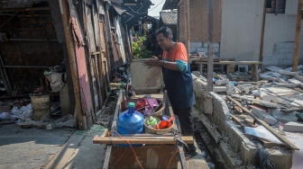 Warga terdampak relokasi memasukkan perabotan rumahnya ke gerobak di Kamal, Kalideres, Jakarta, Selasa (31/3/2026). [ANTARA FOTO/Putra M. Akbar/tom]