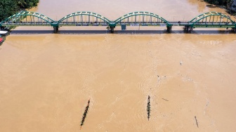 Dua tim peserta Balumbo Biduk beradu cepat di Sungai Batang Asai, Sarolangun, Jambi, Selasa (31/3/2026). [ANTARA FOTO/Wahdi Septiawan/tom]