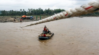 Jalan Terputus Banjir, Warga Aceh Utara Andalkan Perahu Karet