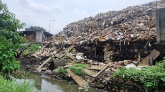Tembok TPS Pasar Induk Kramat Jati Roboh Diterjang Gunungan Sampah, Warga: Takut Ambruk Lagi