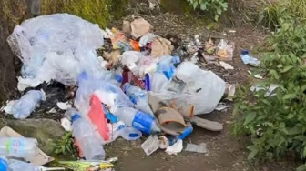 Miris! Gunung Agung Penuh Sampah, Pendaki Protes Keras: Ini Tempat Suci, Bukan Tempat..