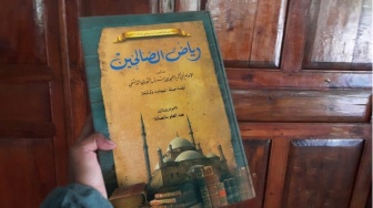 Riyadus Shalihin: Teduhnya Oase Spiritual di Tengah Hiruk-Pikuk Dunia