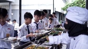 Siswa Girang! Makan Bergizi Gratis di Cianjur Kini Pakai Sistem Prasmanan, Porsi Terasa Lebih Banyak