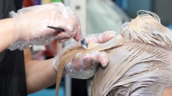 5 Produk Bleaching Rambut Murah yang Aman dan Hasil Warnanya Tahan Lama