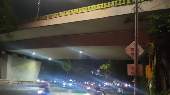 Viral Spanduk 'TNI Pembunuh' di JPO Jakarta, Satpol PP: Hanya Konten, Langsung Dibongkar