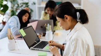 Balik Kerja setelah Momen Liburan yang Hangat: Mood Hilang, Realita Datang