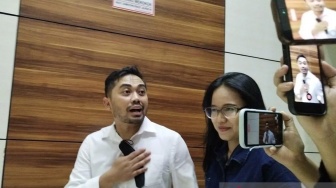 Senyum Amsal Sitepu Saat Tiba di DPR Usai Divonis Bebas Kasus Video Profil Desa