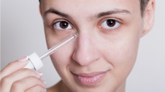 4 Eye Serum Niacinamide dan Vitamin C: Solusi Ampuh Cerahkan Mata Panda