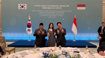 Momen Prabowo Bertemu Carmen Hearts2Hearts di Korea Selatan, Kompak Finger Heart