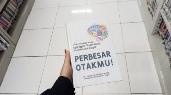 Seni Mengubah Hidup Lebih Ringan dan Bermakna di Buku Perbesar Otakmu