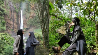 Air Terjun Kapas Biru: Primadona Lumajang yang Eksotis di Lereng Semeru!