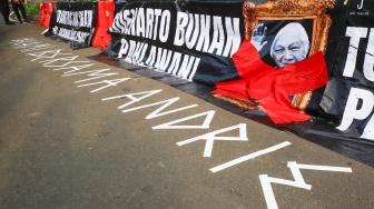 Tulisan dukungan untuk korban penyiraman air keras, Andrie Yunus saat Aksi Kamisan ke-902 di depan Istana Merdeka, Jakarta, Kamis (2/4/2026). [Suara.com/Alfian Winanto]