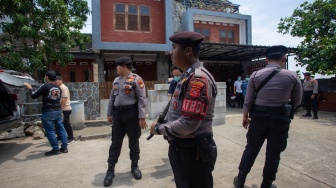 Anggota polisi berjaga saat berlangsung pengeledahan di rumah pribadi Wakil Ketua DPRD Provinsi Jawa Barat Ono Surono di Indramayu, Jawa Barat, Kamis (2/4/2026). [ANTARA FOTO/Dedi Suwidiantoro/sgd]