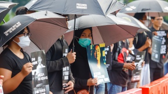 Sejumlah aktivis menggelar Aksi Kamisan ke-902 di depan Istana Merdeka, Jakarta, Kamis (2/4/2026). [Suara.com/Alfian Winanto]