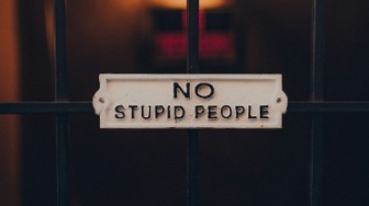 Stop Making Stupid People Famous! Krisis Role Model di Media Sosial