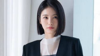 Dari Hangout sampai Ngantor, Intip 4 Ide Outfit Chic ala Shin Ye Eun!