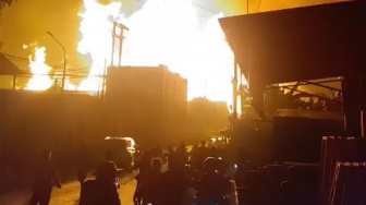 Mencekam! SPBE di Cimuning Bekasi Terbakar Hebat, Langit Malam Berubah Merah