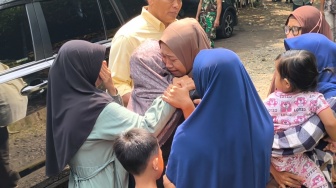 Isak Tangis Pecah di Kulon Progo, Istri Praka Farizal Romadhon Tiba di Rumah Duka
